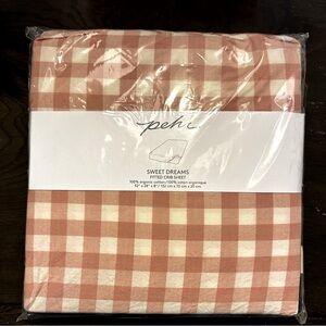 PEHR organic sweet dreams dotted crib sheet 
Never been opened 
New with tags